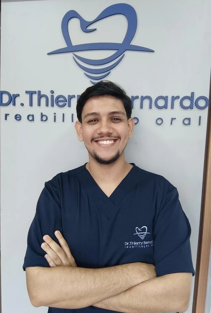 Dr. Thierry Bernardo, especialista em reabilitação oral, no consultório